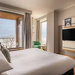 Marriott & Hotel